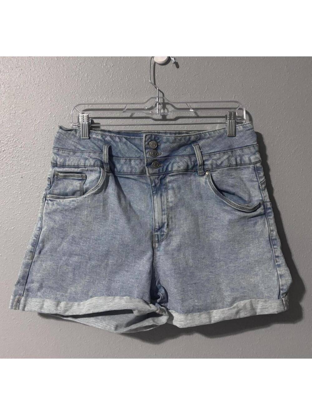 Refuge Denim Push-up Shorts Size 13 Light wash Cuffed